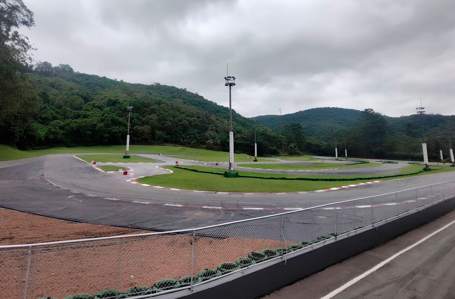 pista-de-kart-aldeia-da-serra-sp--chuva